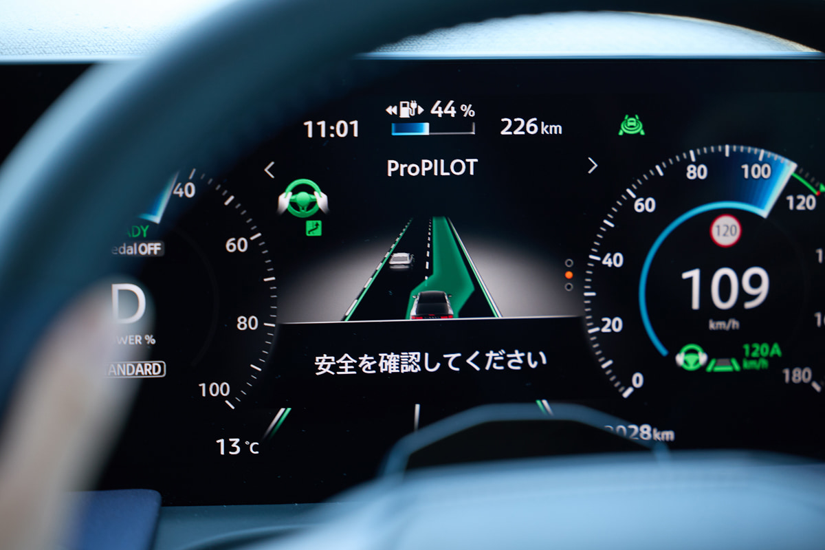 プロパイロット2.0は周囲の交通状況を検知しながら、一定条件下で追い越しを支援する機能を備える[写真：望月浩彦]