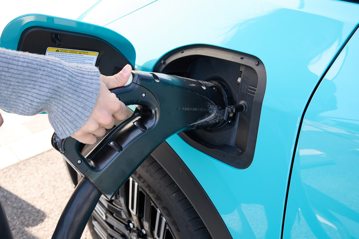 浜松SAは150kWの高速充電器が設置されているため、左フェンダーに設けられた急速充電ポートを使用[写真：望月浩彦]