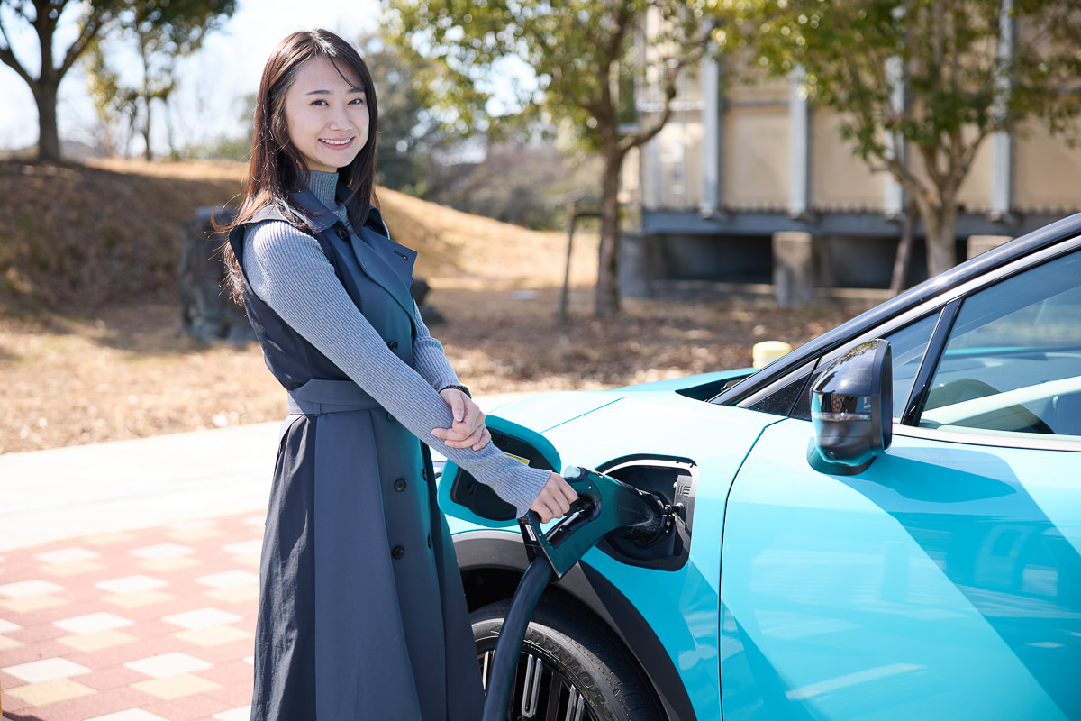 浜松SAは150kWの高速充電器が設置されているため、左フェンダーに設けられた急速充電ポートを使用[写真：望月浩彦]