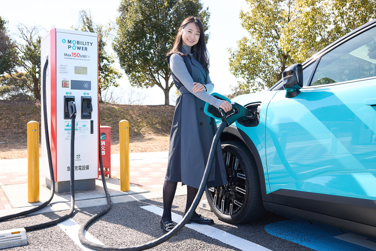 浜松SAは150kWの高速充電器が設置されているため、左フェンダーに設けられた急速充電ポートを使用[写真：望月浩彦]