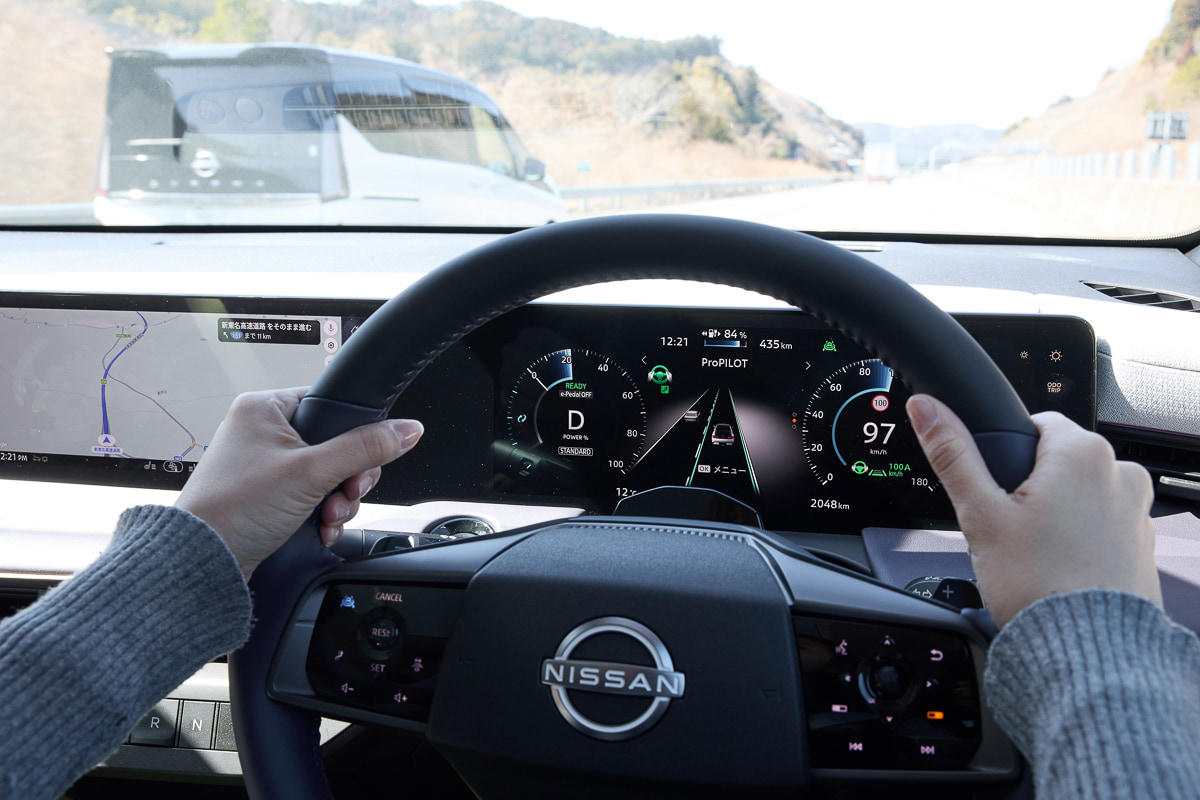 プロパイロット2.0は周囲の交通状況を検知しながら、一定条件下で追い越しを支援する機能を備える[写真：望月浩彦]
