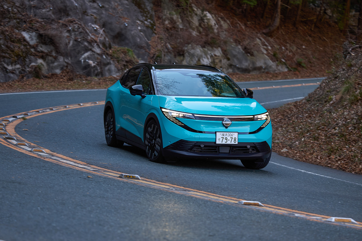 曲がりくねったワインディングロードでも、新型リーフは力強さと安定感を発揮した。思い描いたラインをトレースしやすく、ゴルフに限らず週末のアクティブなドライブにも適していそうだ[写真：望月浩彦]