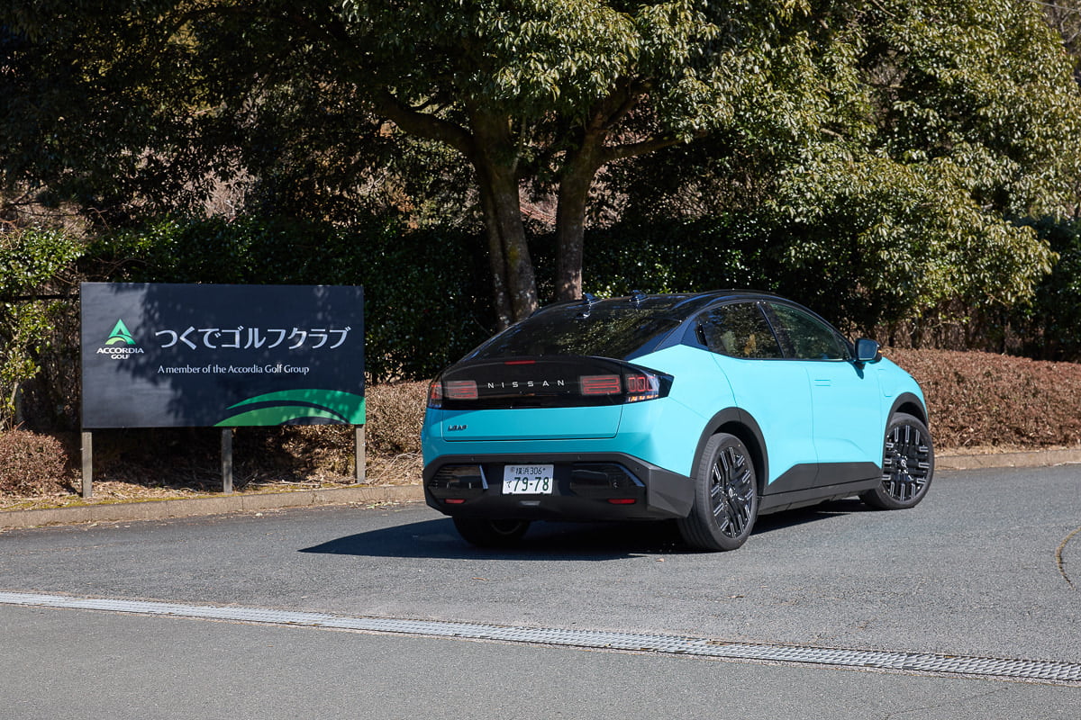 つくでゴルフクラブに到着し、入り口を通る新型リーフ[写真：望月浩彦]