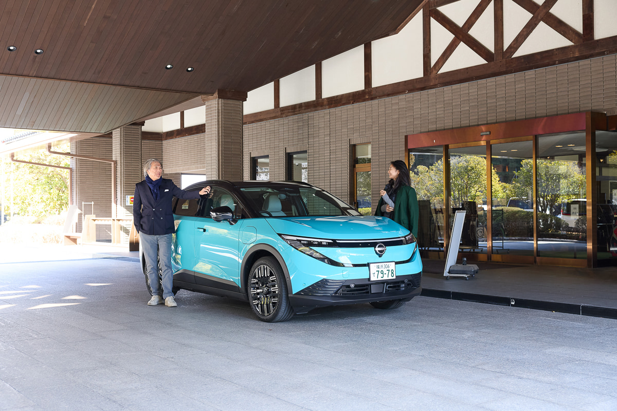 つくでゴルフクラブのクラブハウス前に停車する新型リーフ。静粛性と快適性を備えたBEVは、上質なゴルフ旅のパートナーにふさわしい存在だ[写真：望月浩彦]