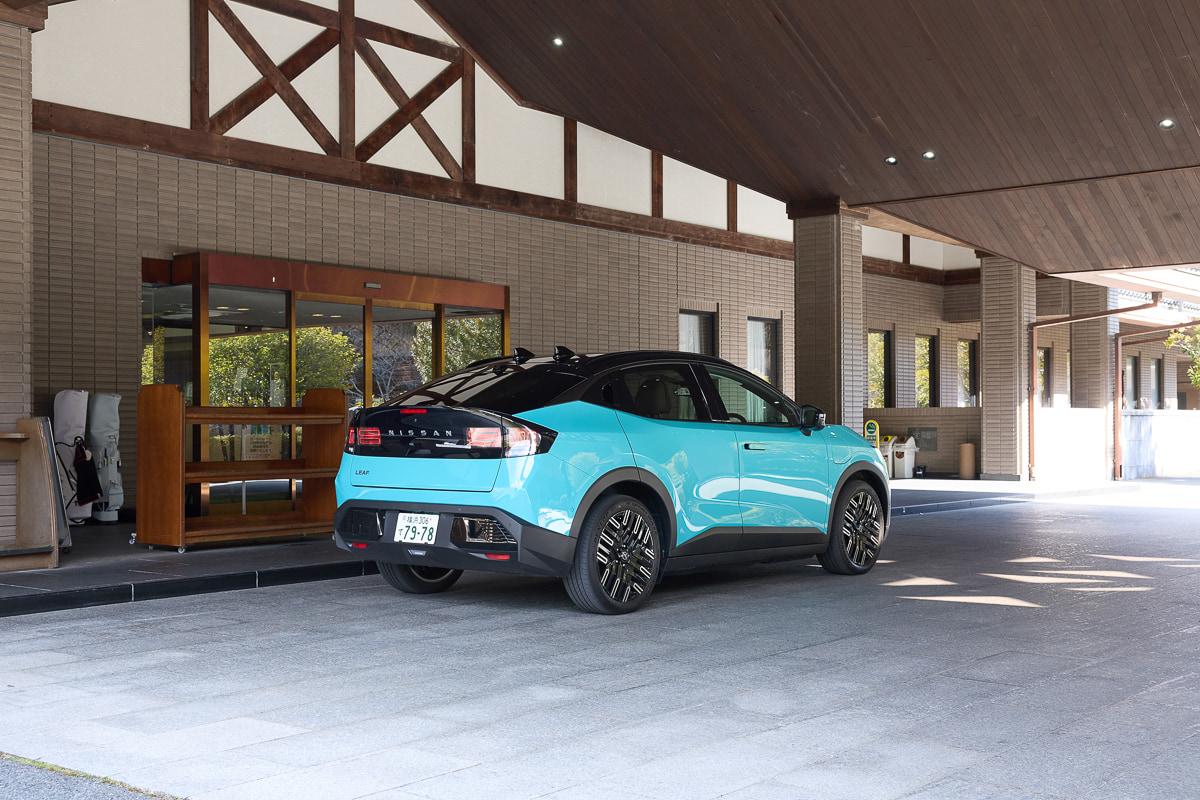 つくでゴルフクラブのクラブハウス前に停車する新型リーフ。静粛性と快適性を備えたBEVは、上質なゴルフ旅のパートナーにふさわしい存在だ[写真：望月浩彦]