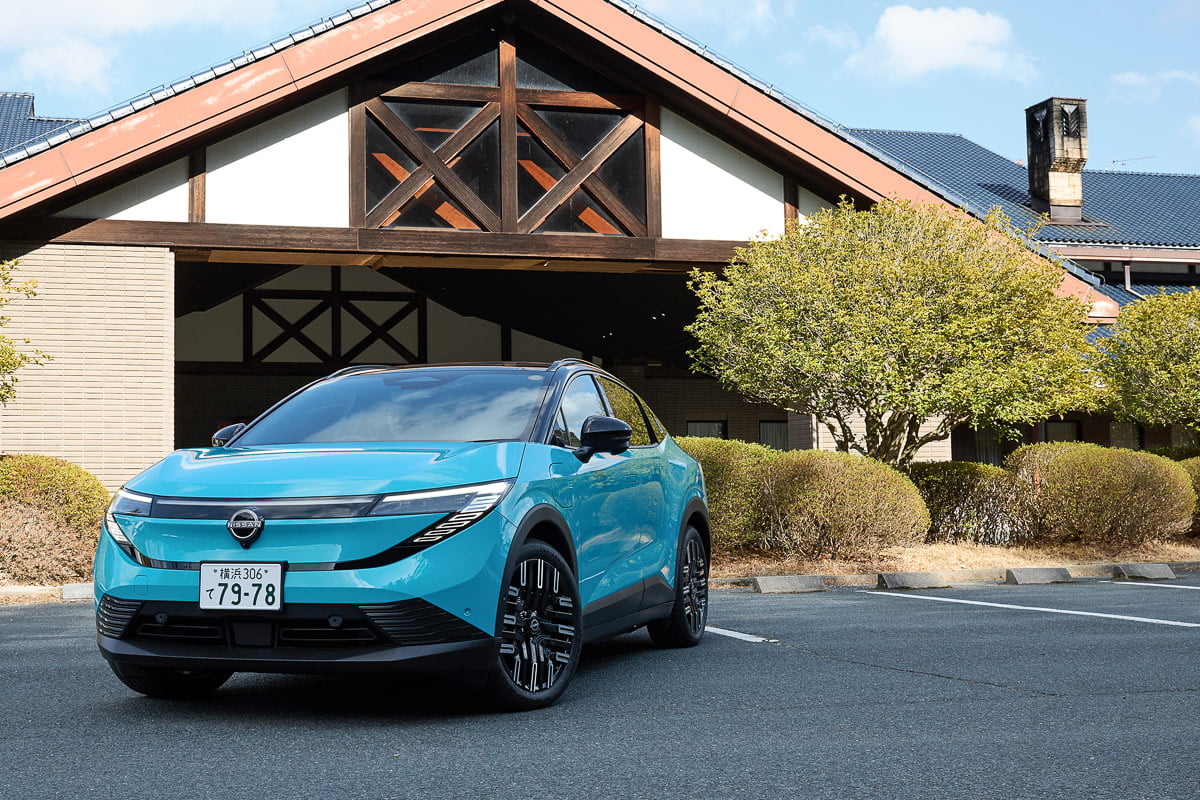 つくでゴルフクラブのクラブハウス前に停車する新型リーフ。静粛性と快適性を備えたBEVは、上質なゴルフ旅のパートナーにふさわしい存在だ[写真：望月浩彦]