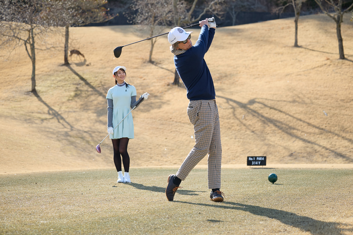 ゴルフを楽しむ2人。筆者（九島辰也）もナイスショットを見せる[写真：望月浩彦]