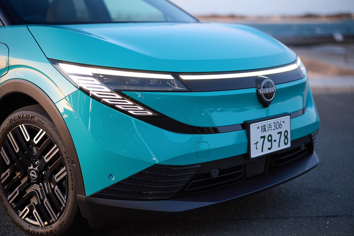 次世代デザインをまとった新型リーフ。空力性能を意識した伸びやかなシルエットが特徴である[写真：望月浩彦]