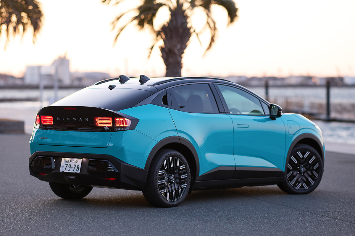 次世代デザインをまとった新型リーフ。空力性能を意識した伸びやかなシルエットが特徴である[写真：望月浩彦]