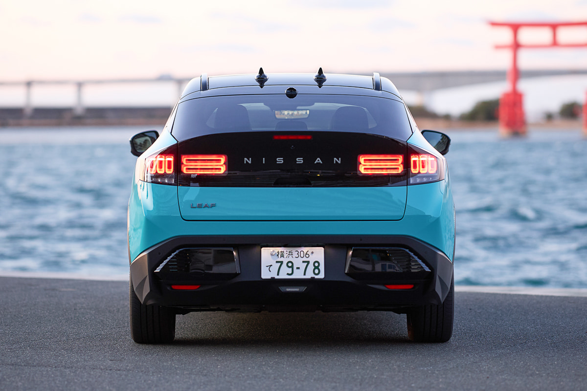 次世代デザインをまとった新型リーフ。空力性能を意識した伸びやかなシルエットが特徴である[写真：望月浩彦]