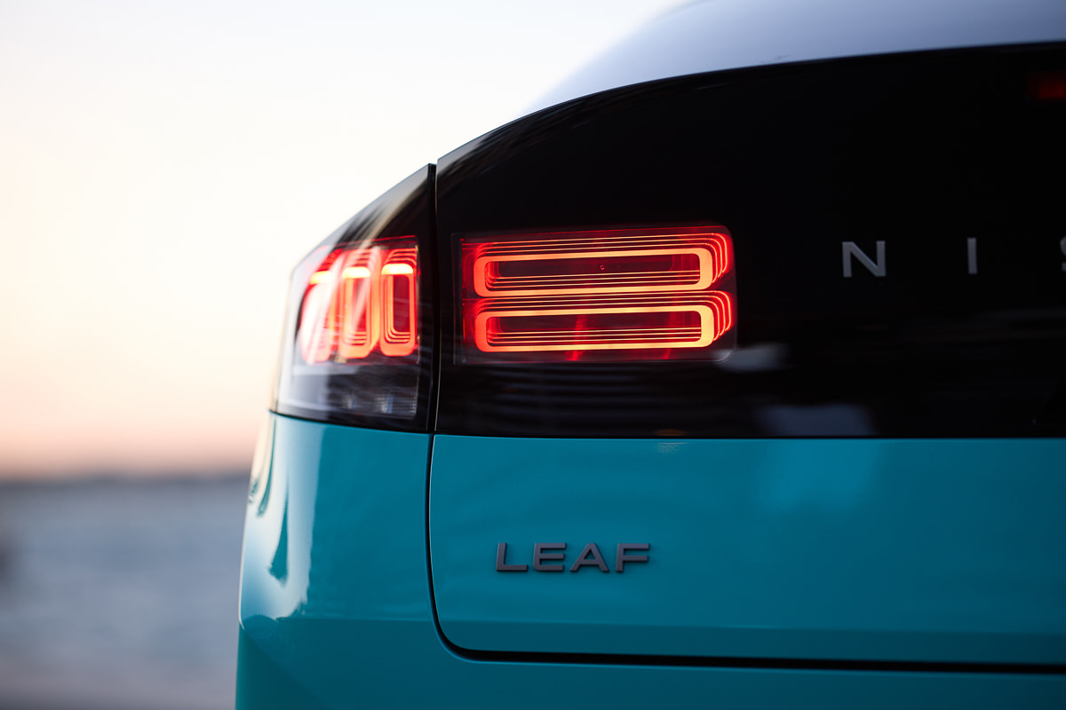 次世代デザインをまとった新型リーフ。空力性能を意識した伸びやかなシルエットが特徴である[写真：望月浩彦]