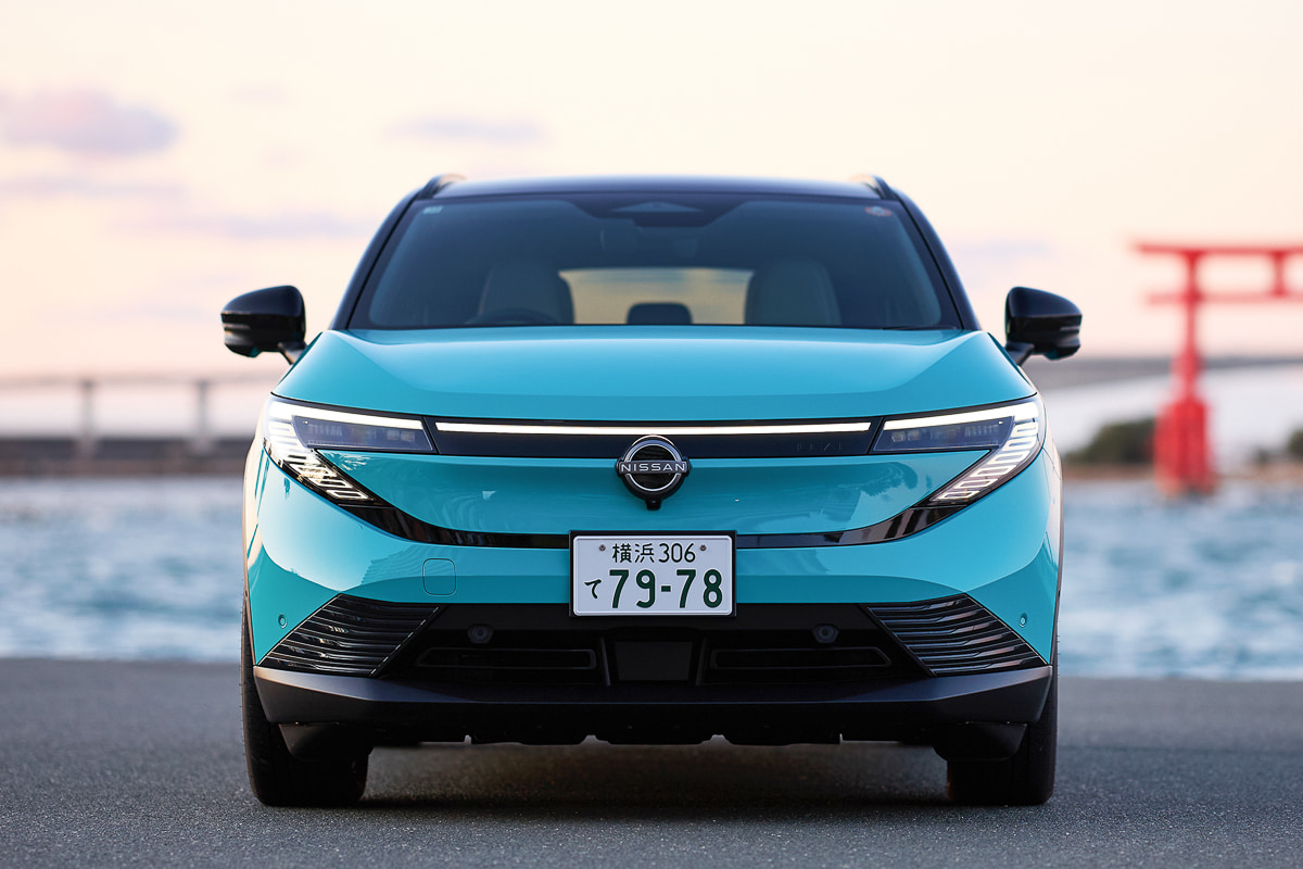 次世代デザインをまとった新型リーフ。空力性能を意識した伸びやかなシルエットが特徴である[写真：望月浩彦]