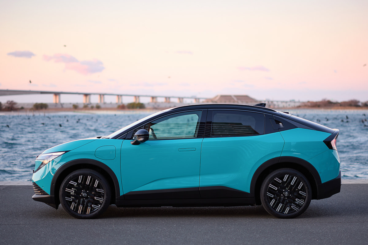 次世代デザインをまとった新型リーフ。空力性能を意識した伸びやかなシルエットが特徴である[写真：望月浩彦]