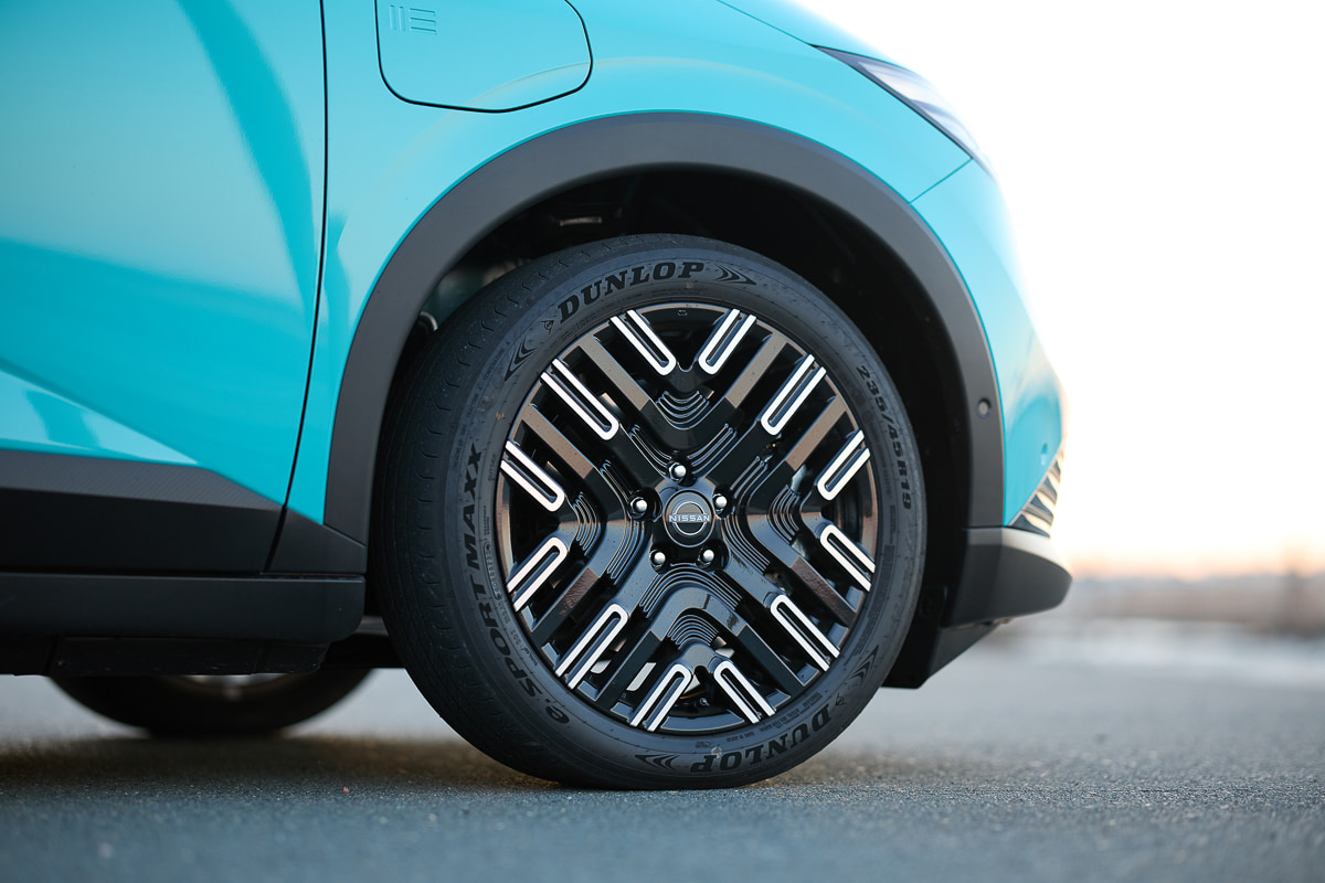 次世代デザインをまとった新型リーフ。空力性能を意識した伸びやかなシルエットが特徴である[写真：望月浩彦]