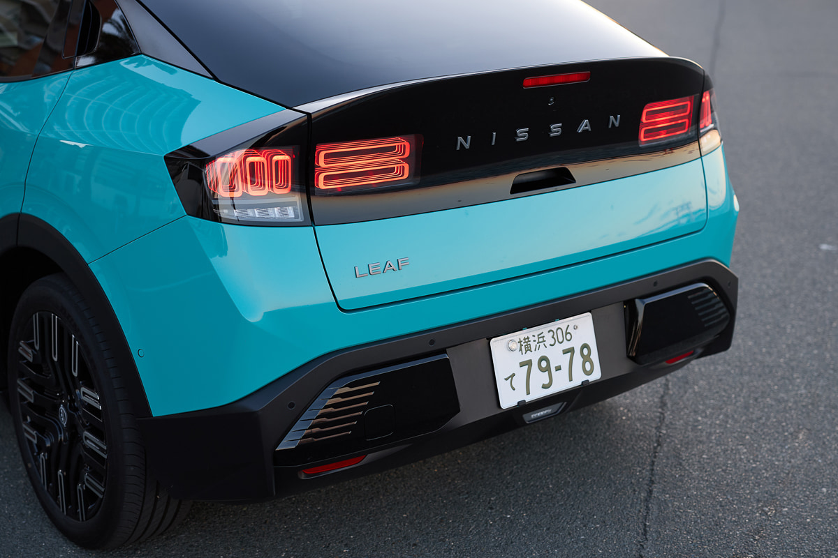 次世代デザインをまとった新型リーフ。空力性能を意識した伸びやかなシルエットが特徴である[写真：望月浩彦]