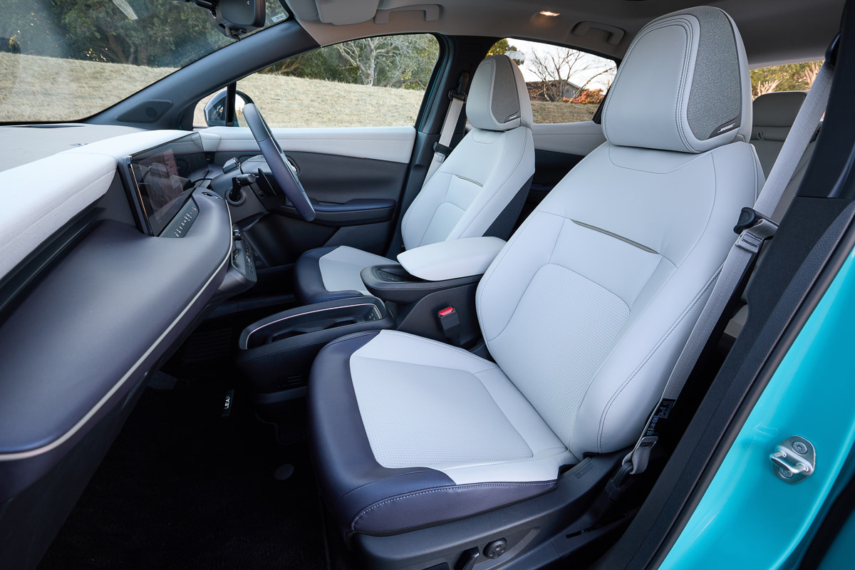 新型リーフのインテリア。質感を高めたシートはホールド性にも配慮され、長距離移動でも快適性を確保している[写真：望月浩彦]