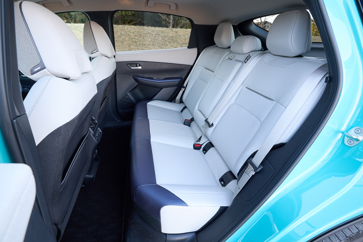 新型リーフのインテリア。質感を高めたシートはホールド性にも配慮され、長距離移動でも快適性を確保している[写真：望月浩彦]