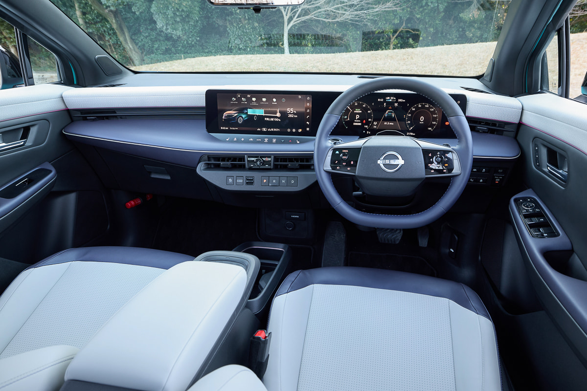 新型リーフのインテリア。質感を高めたシートはホールド性にも配慮され、長距離移動でも快適性を確保している[写真：望月浩彦]