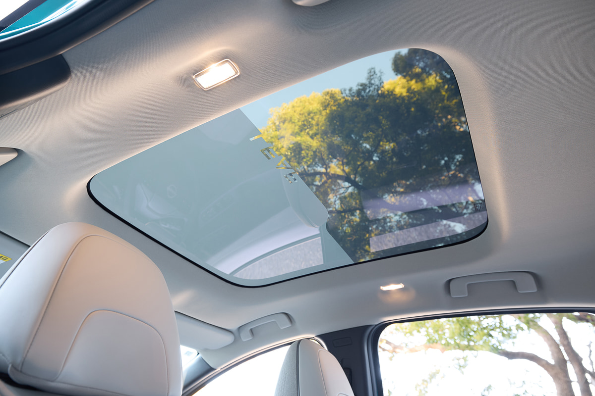 開放感あふれる調光パノラミックガラスルーフを採用。ボタンひとつでガラスの透過度を調整でき、シーンに合わせて室内空間の雰囲気を自在に演出できる先進装備[写真：望月浩彦]