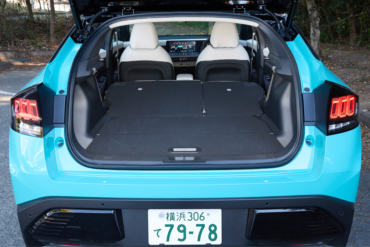 後部座席を倒したラゲッジスペース。フラットな荷室が広がり、大きな荷物にも対応できる[写真：望月浩彦]