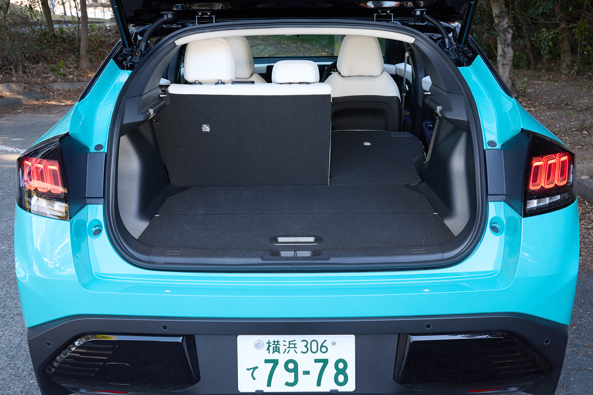 後部座席を倒したラゲッジスペース。フラットな荷室が広がり、大きな荷物にも対応できる[写真：望月浩彦]