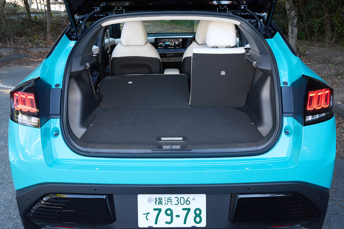 後部座席を倒したラゲッジスペース。フラットな荷室が広がり、大きな荷物にも対応できる[写真：望月浩彦]