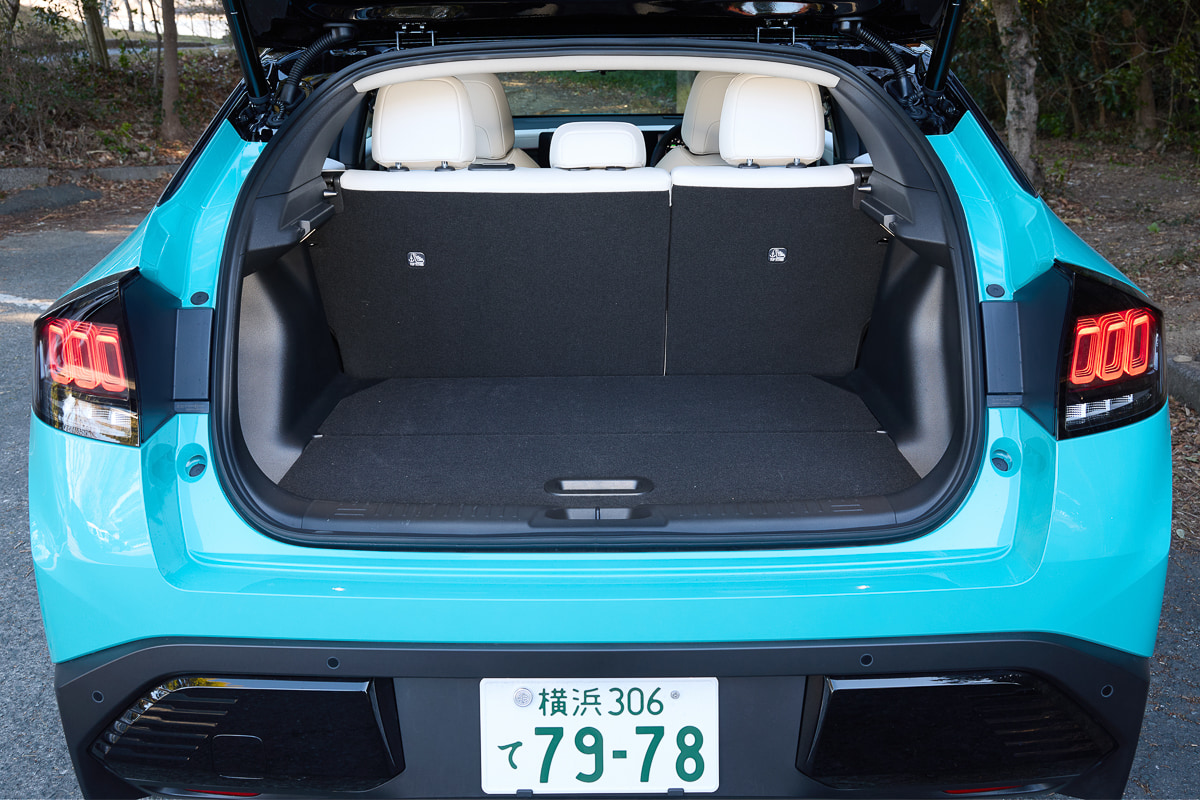 後席を立てたままでも、スーツケースやゴルフバッグが収まる実用的な荷室容量[写真：望月浩彦]