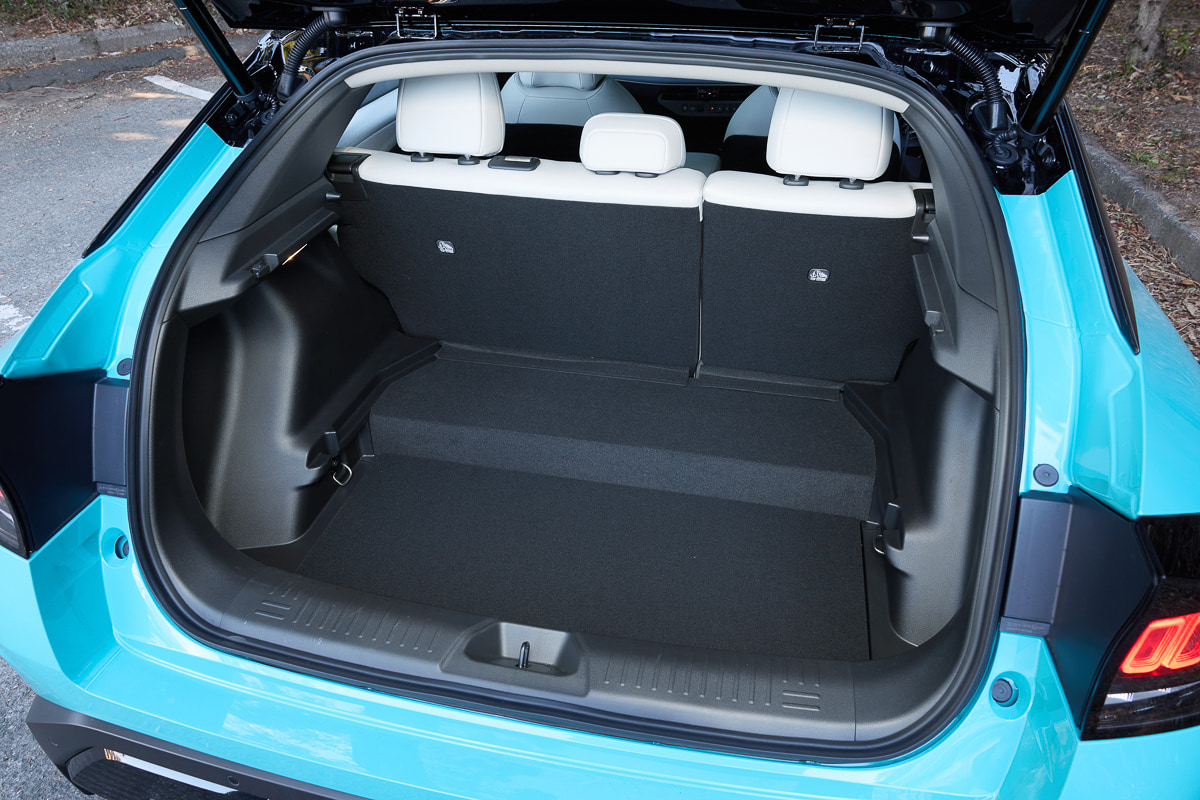 後席を立てたままでも、スーツケースやゴルフバッグが収まる実用的な荷室容量[写真：望月浩彦]