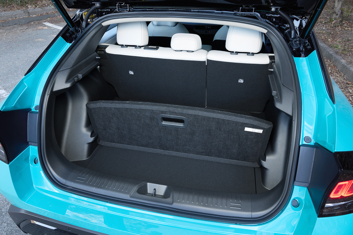後席を立てたままでも、スーツケースやゴルフバッグが収まる実用的な荷室容量[写真：望月浩彦]