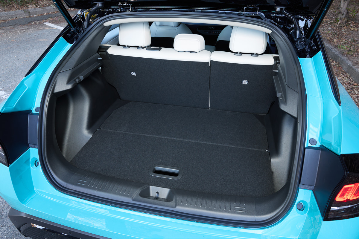 後席を立てたままでも、スーツケースやゴルフバッグが収まる実用的な荷室容量[写真：望月浩彦]