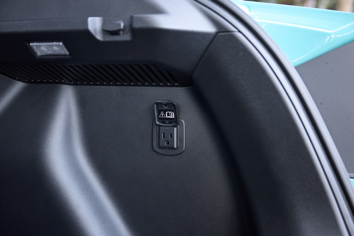 メーカーオプションとして、センターコンソールとラゲッジに100V・最大1500WのAC電源を設定。アウトドアや非常時にも活用できる装備[写真：望月浩彦]