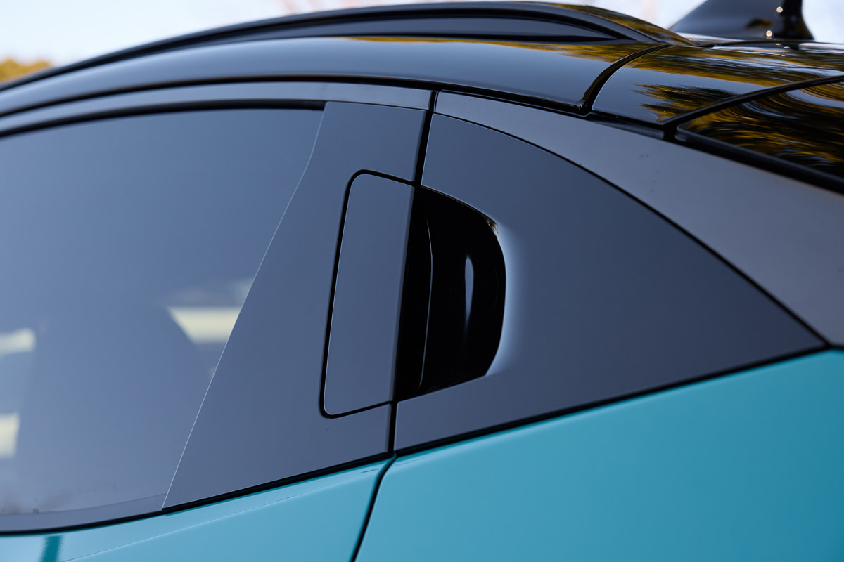 次世代デザインをまとった新型リーフ。空力性能を意識した伸びやかなシルエットが特徴である[写真：望月浩彦]