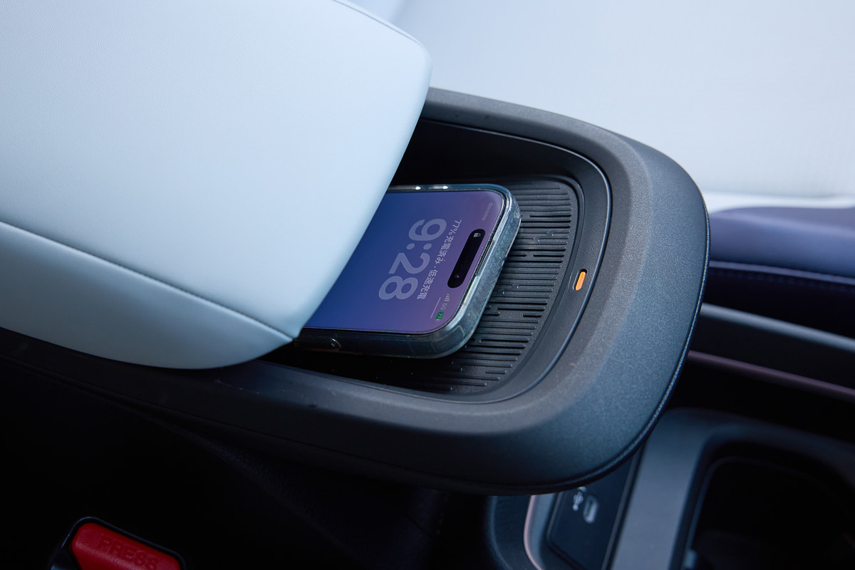 センターアームレスト部にワイヤレス充電機能を搭載。置くだけでスマートフォンの充電が可能[写真：望月浩彦]