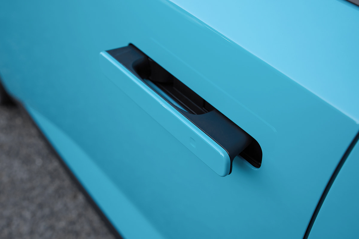 次世代デザインをまとった新型リーフ。空力性能を意識した伸びやかなシルエットが特徴である[写真：望月浩彦]