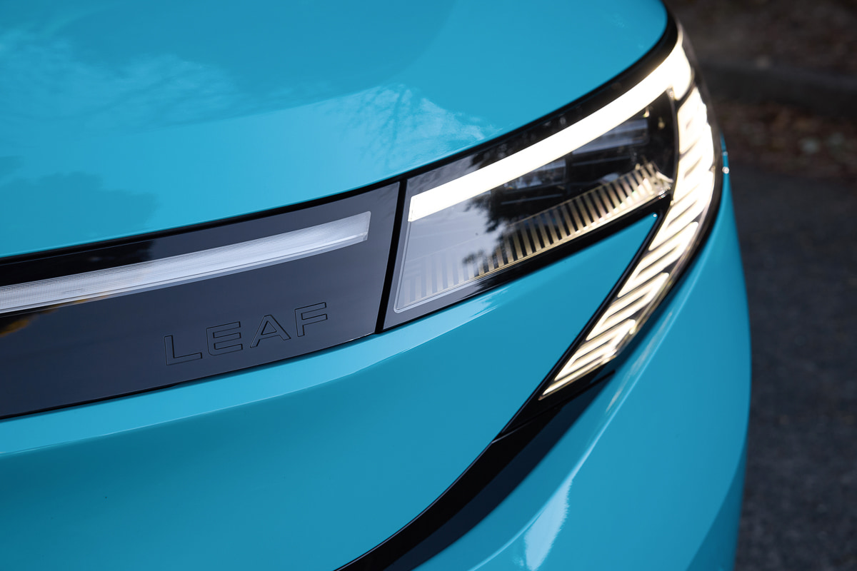 次世代デザインをまとった新型リーフ。空力性能を意識した伸びやかなシルエットが特徴である[写真：望月浩彦]