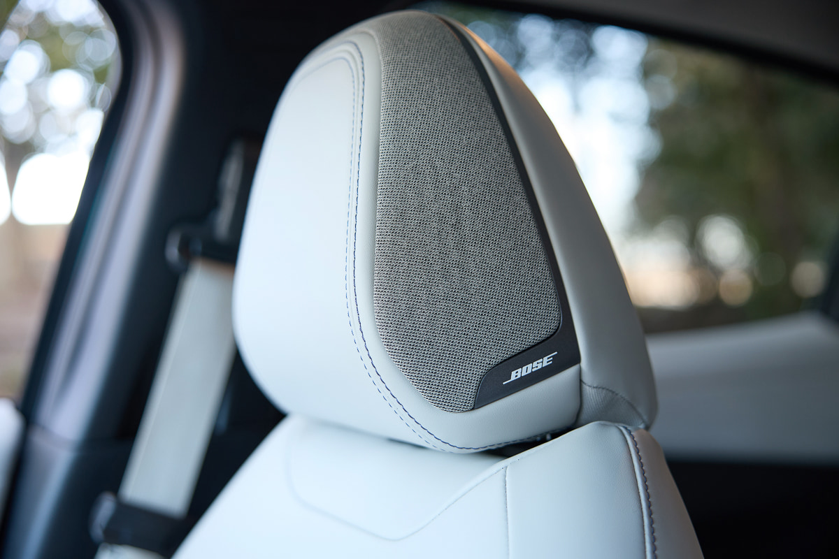 BOSEによる革新のヘッドレストスピーカーを運転席と助手席に搭載。同乗者に配慮した運転席専用アナウンス機能も備える[写真：望月浩彦]