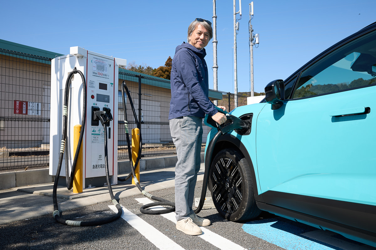 駿河湾沼津SAの150kW急速充電器で充電をする筆者（九島辰也）。新型リーフではロングドライブでも充電にかかるストレスはゼロ[写真：望月浩彦]