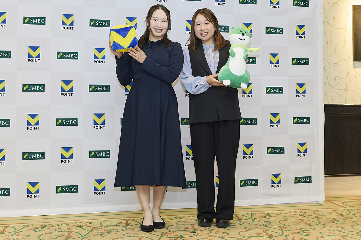 （左から）小祝さくら、荒木優奈　写真：西村恵