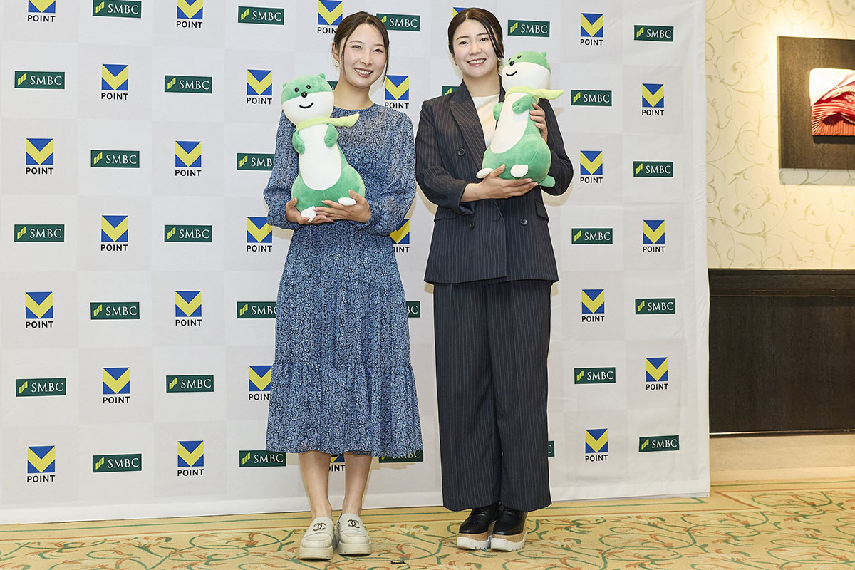 （左から）鶴岡果恋、堀琴音　写真：西村恵