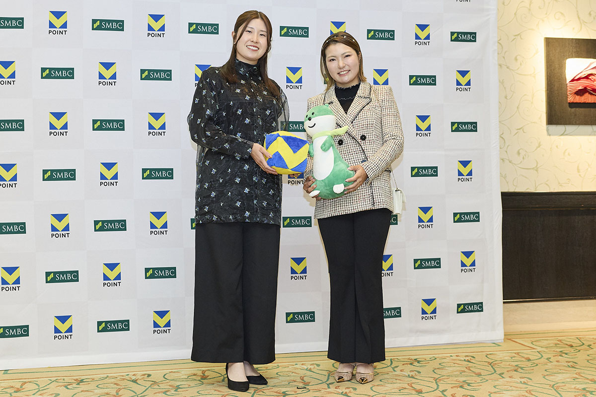 （左から）大里桃子、高橋彩華　写真：西村恵