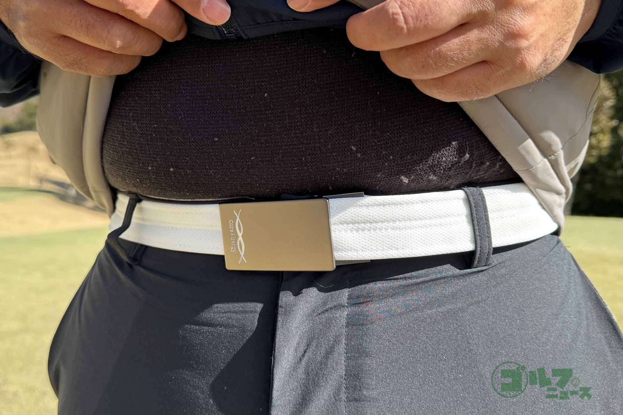 普段よりもかなり強めに締めても少しベルトが伸びてくれるので苦しくない