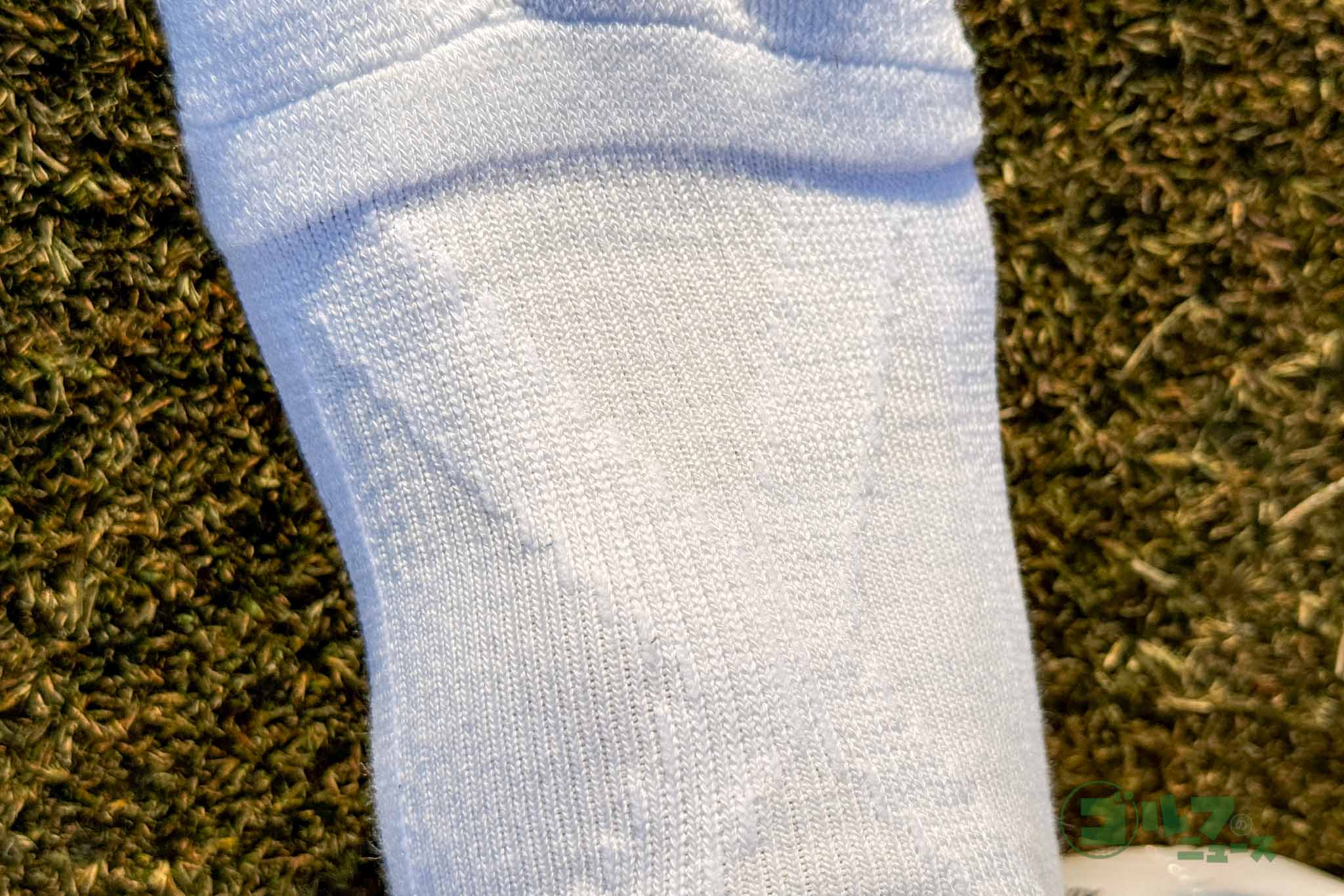 甲部分のクロステーピング構造のおかげか、足裏が少し上に引っ張られるような感覚がある