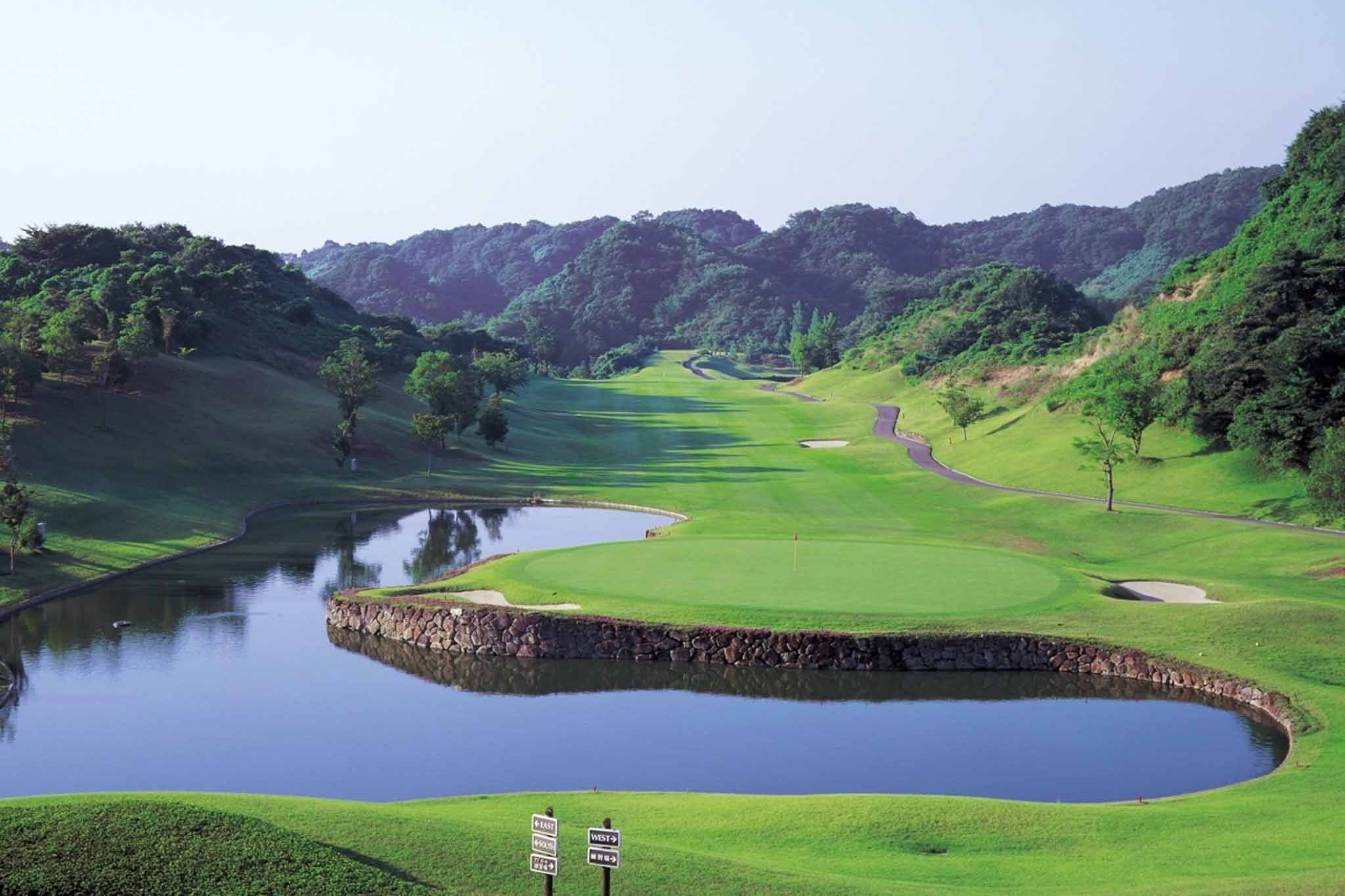 SOUTHコース9番はほぼフラットでストレートなロングホールだが、グリーンまわりの池に注意　写真提供:バイロンネルソンカントリークラブ