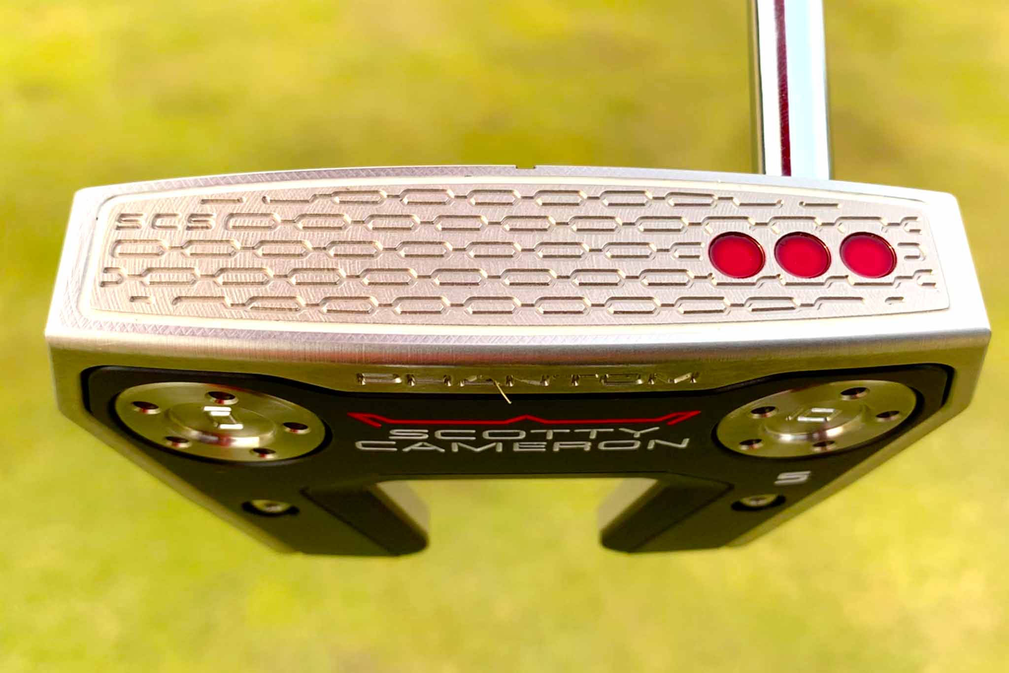 微細に丸みを帯びた輪郭にフルフェースのスタジオカーボンスチールをインサートした「PHANTOM 5」
