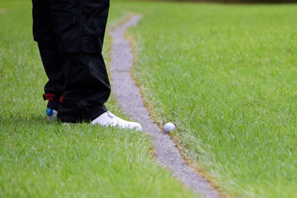 カート道からの救済は頻出のルール処置　写真：AC