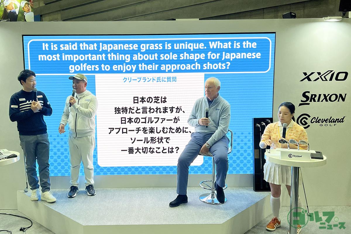 ダンロップブースに登場したロジャー・クリーブランド氏（右から2番目）