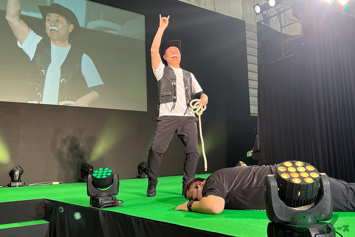 スタン・ハンセンに扮（ふん）した神奈月さんと、技をかけられ倒されたUSTマミヤの石川峻さん