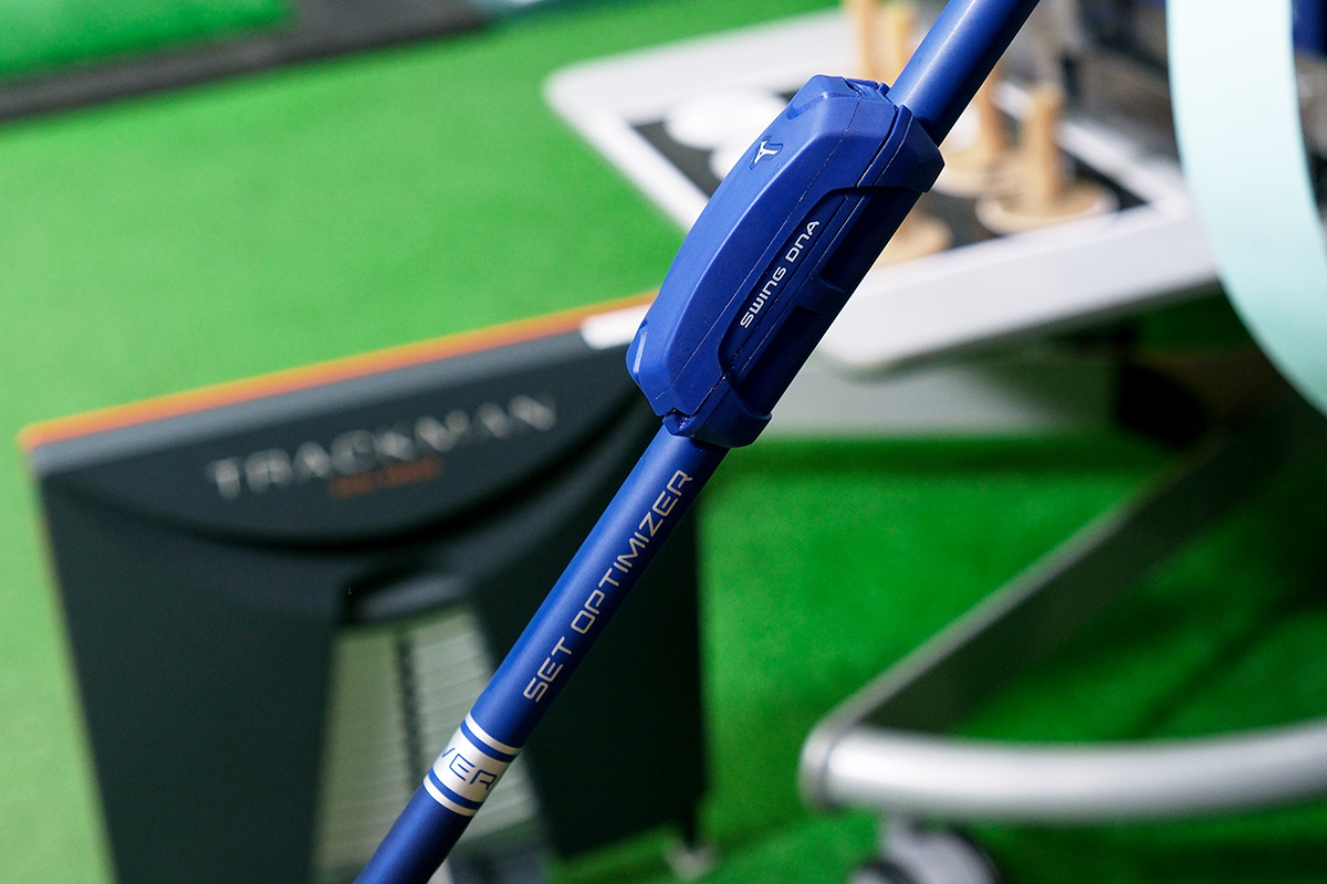 「セットオプティマイザー」では、専用機器をセットしたドライバーで3球打つだけで、スイングの詳細なデータを計測することができる