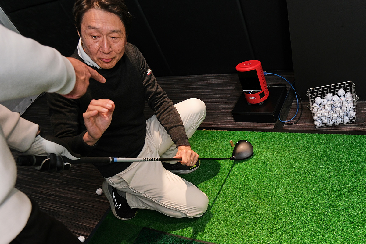 スタジオのドライバーにはフェースの閉じた角度が分かるように目印のシールが貼られている