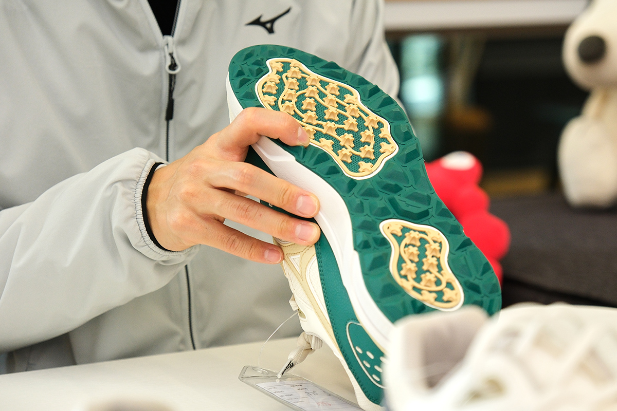 「CONTENDER GS」はグリップ力を追求したソールを採用している